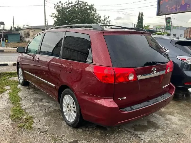 Toyota Sienna   - 2010