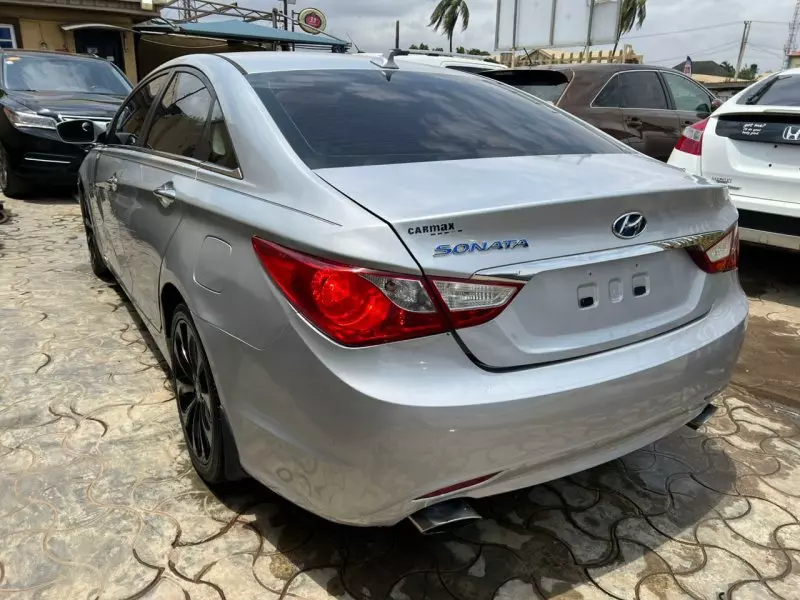 Hyundai Sonata   - 2012