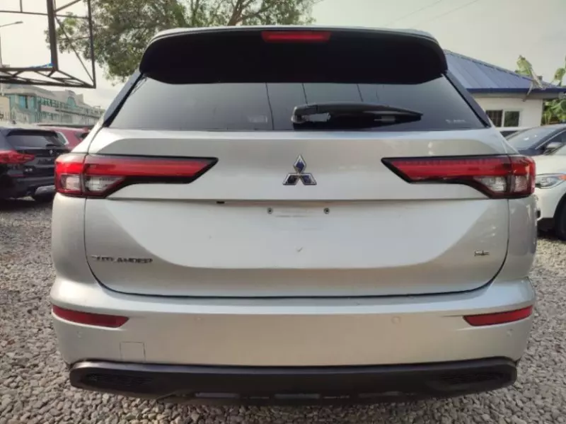 Mitsubishi Outlander   - 2022