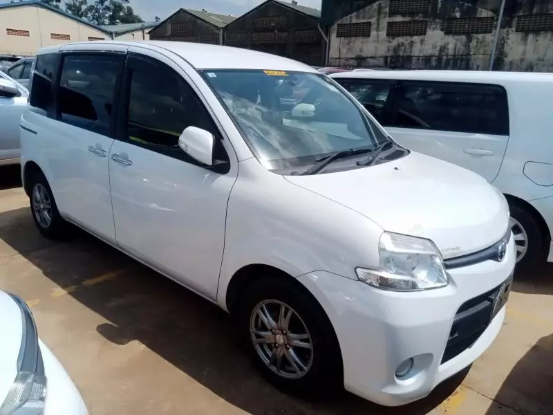 Toyota Sienta   - 2012