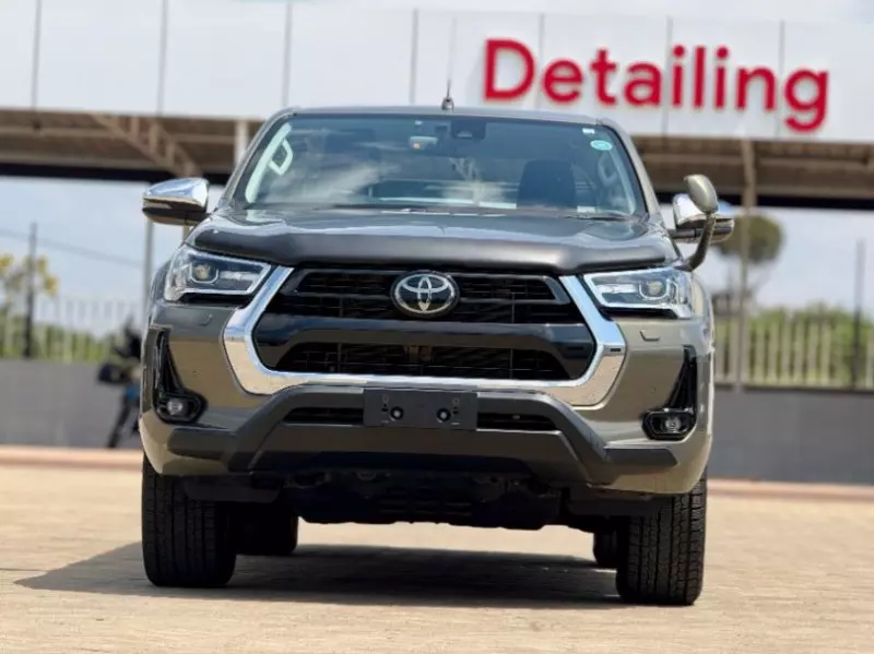 Toyota Hilux    - 2021