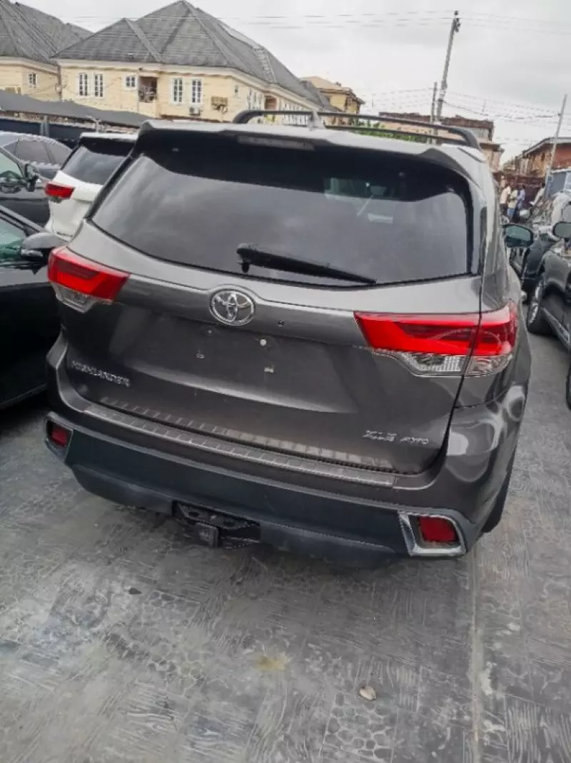 Toyota Highlander   - 2017
