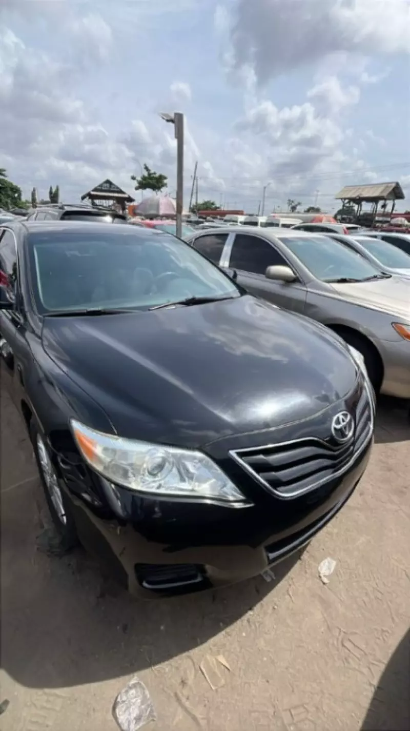 Toyota Camry   - 2010