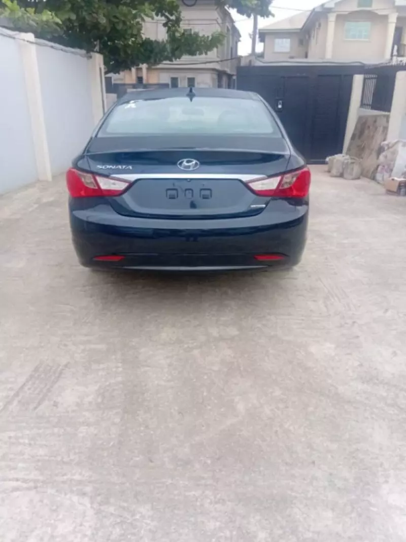 Hyundai Sonata   - 2012