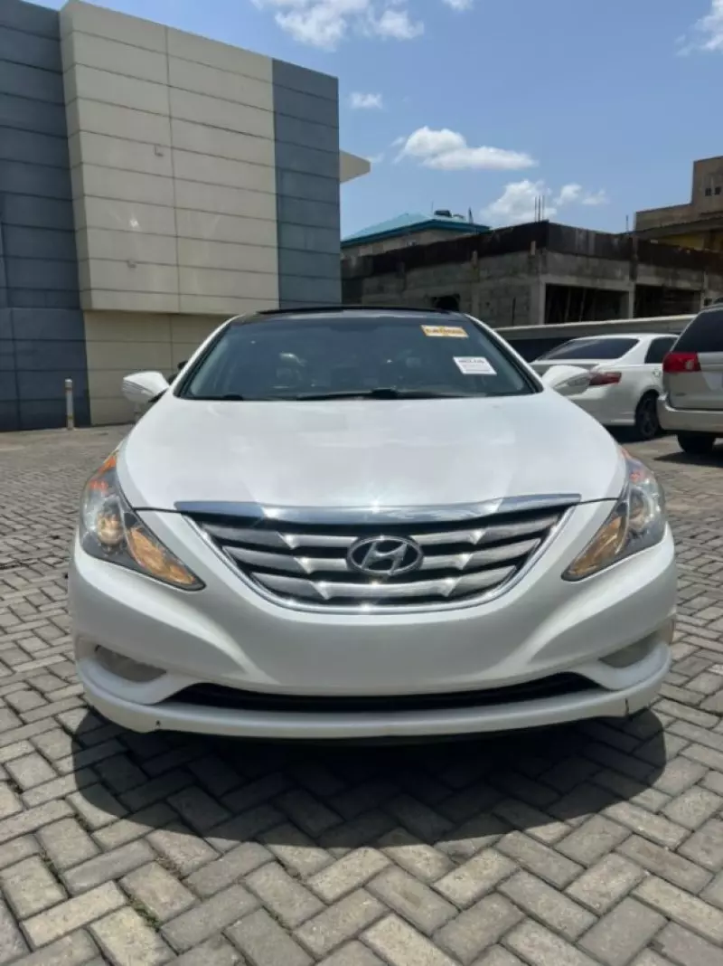 Hyundai Sonata   - 2012