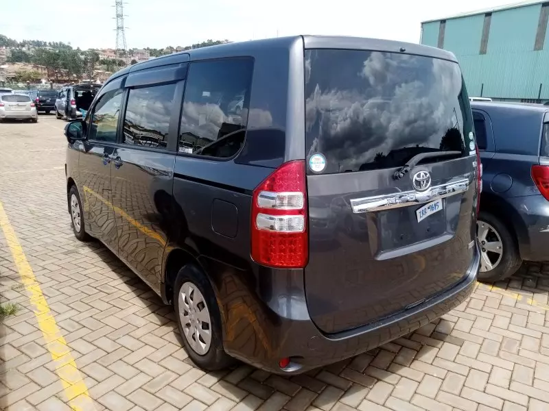 Toyota Noah   - 2012