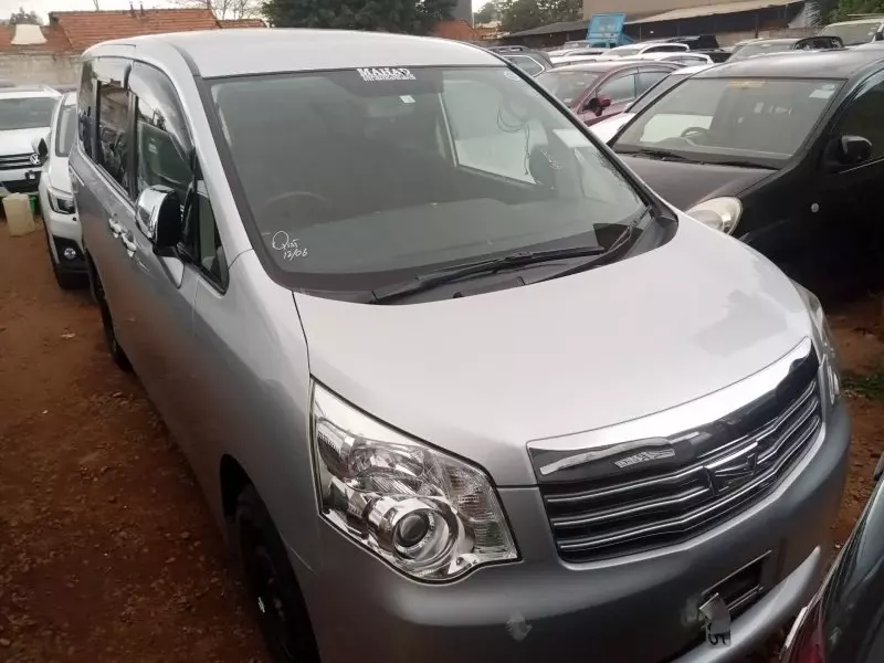 Toyota Noah   - 2012
