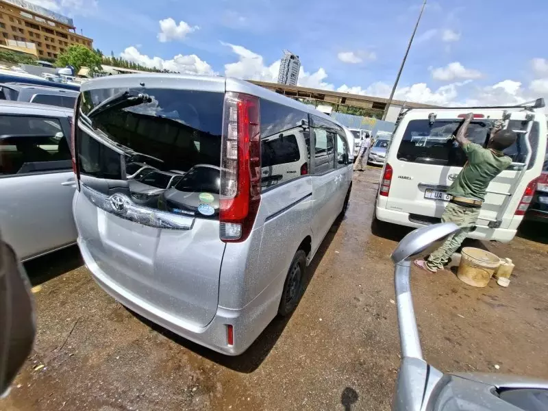 Toyota Noah   - 2014