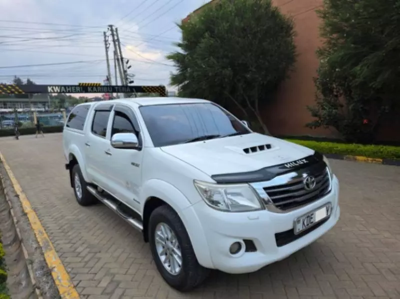 Toyota Hilux   - 2014