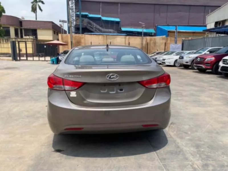 Hyundai Elantra   - 2013