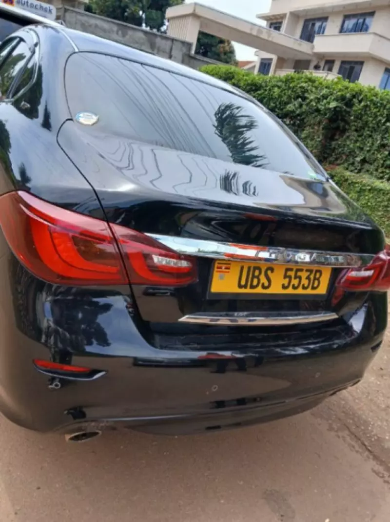 Nissan Fuga    - 2015