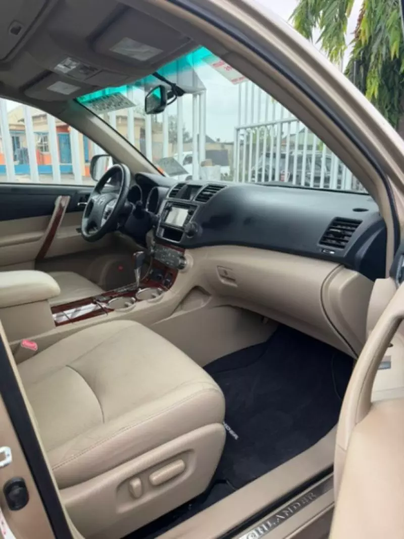 Toyota Highlander   - 2013