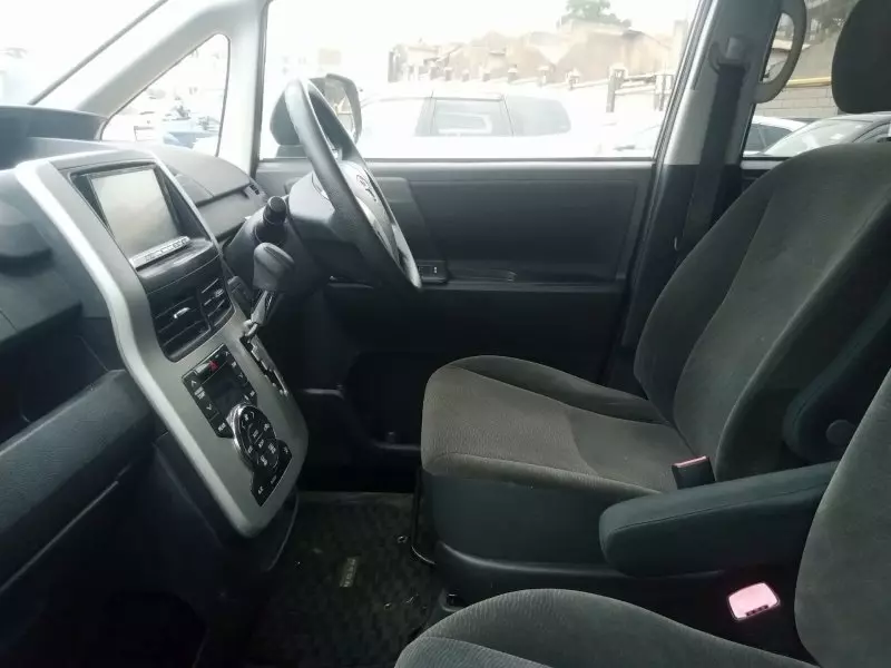 Toyota Noah   - 2012