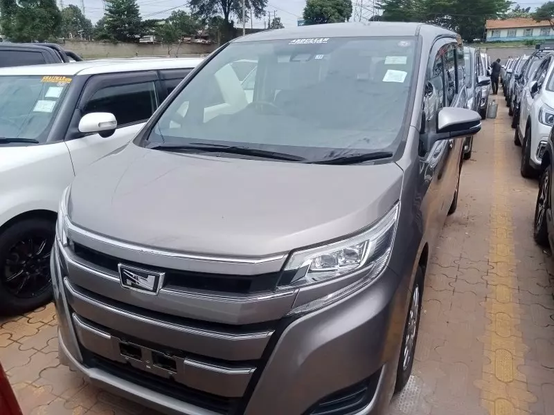 Toyota Noah   - 2015