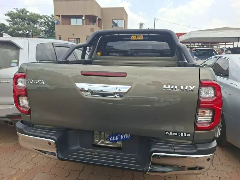 Toyota Hilux   - 2022