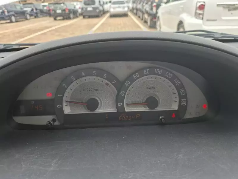 Toyota Sienta   - 2012