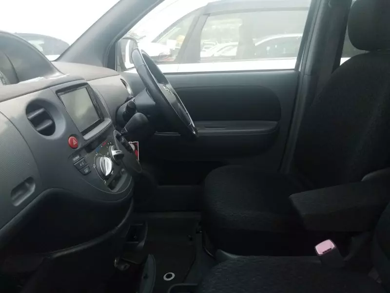 Toyota Sienta   - 2011