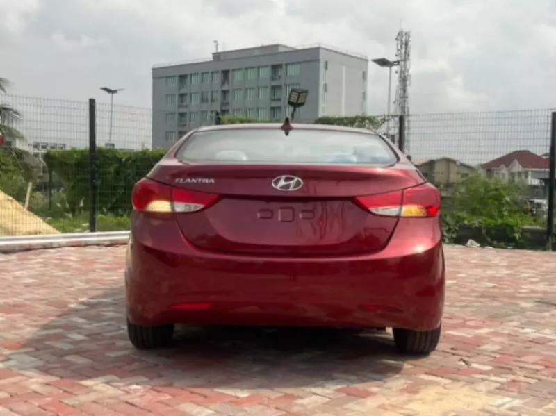 Hyundai Elantra   - 2012