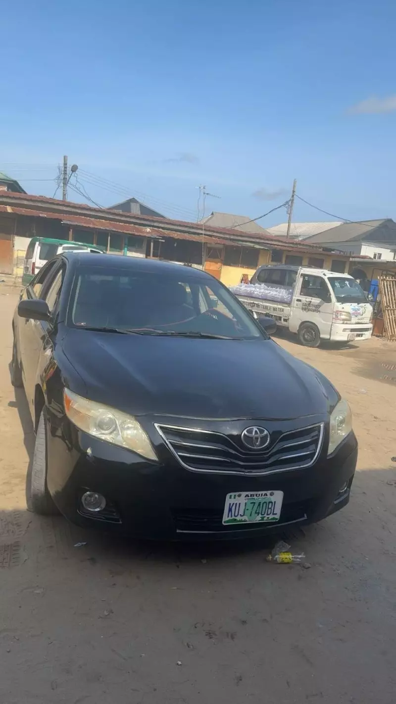Toyota Camry   - 2011