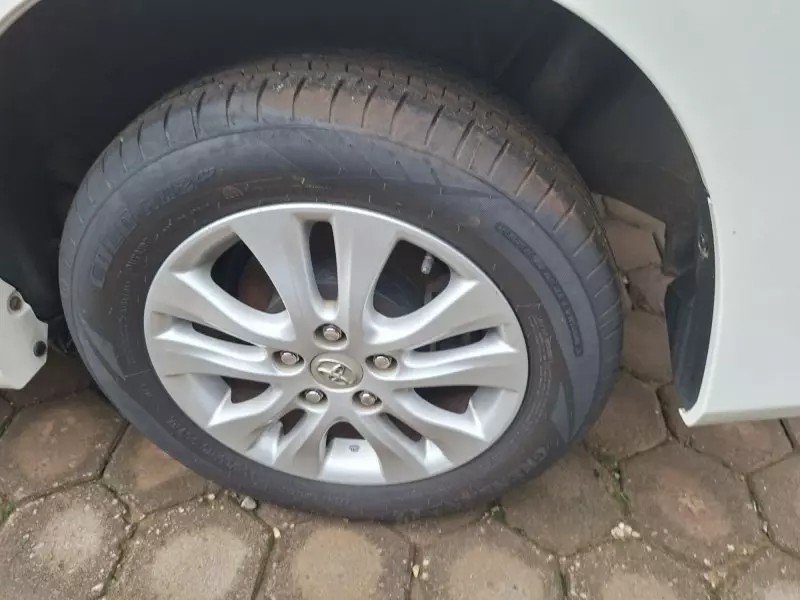 Toyota Noah   - 2012