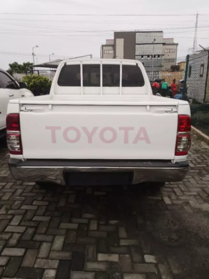 Toyota Hilux    - 2012