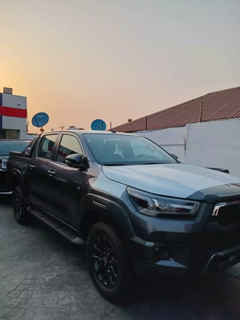 Toyota Hilux   - 2024