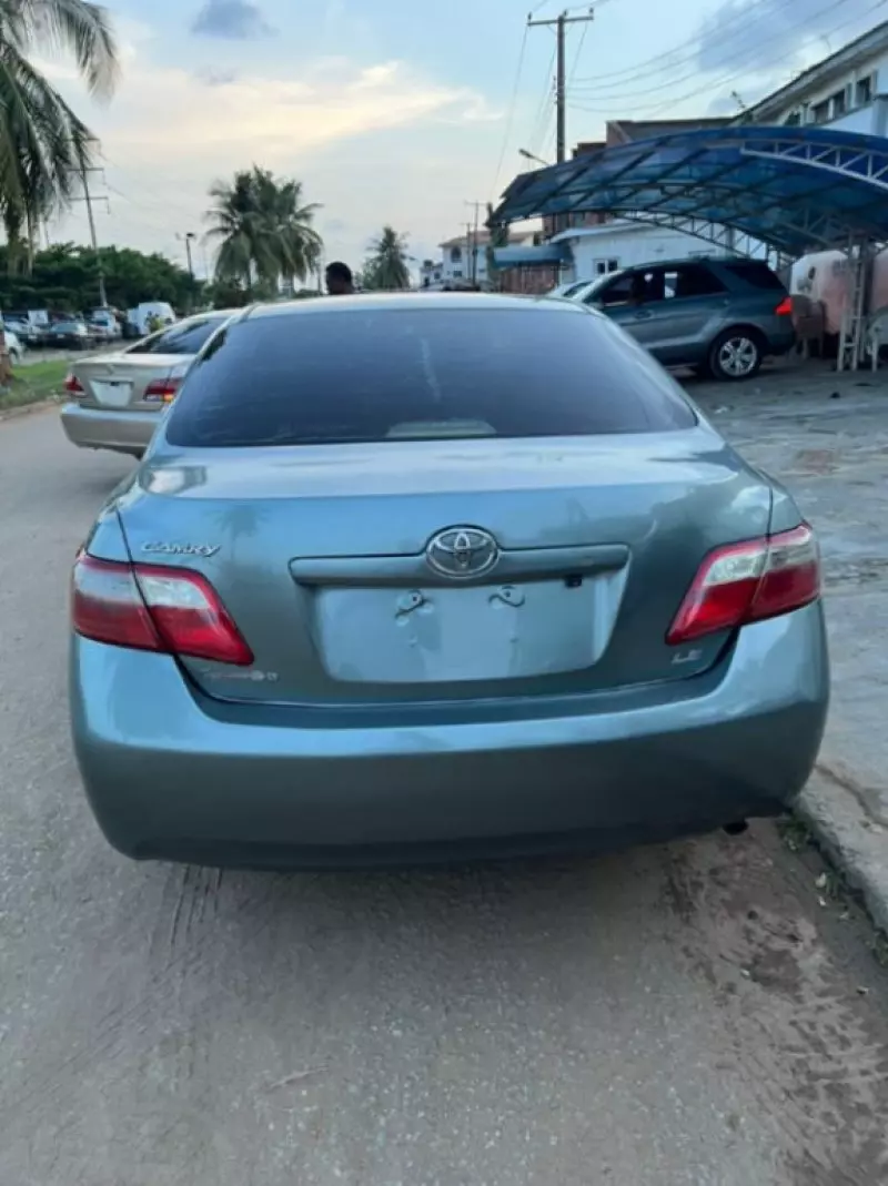 Toyota Camry   - 2009