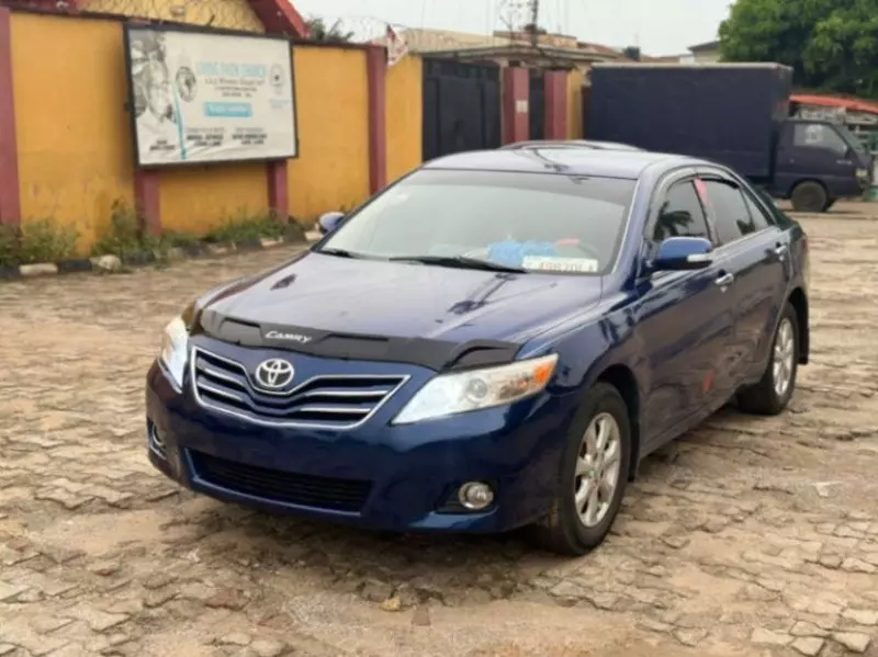Toyota Camry   - 2010