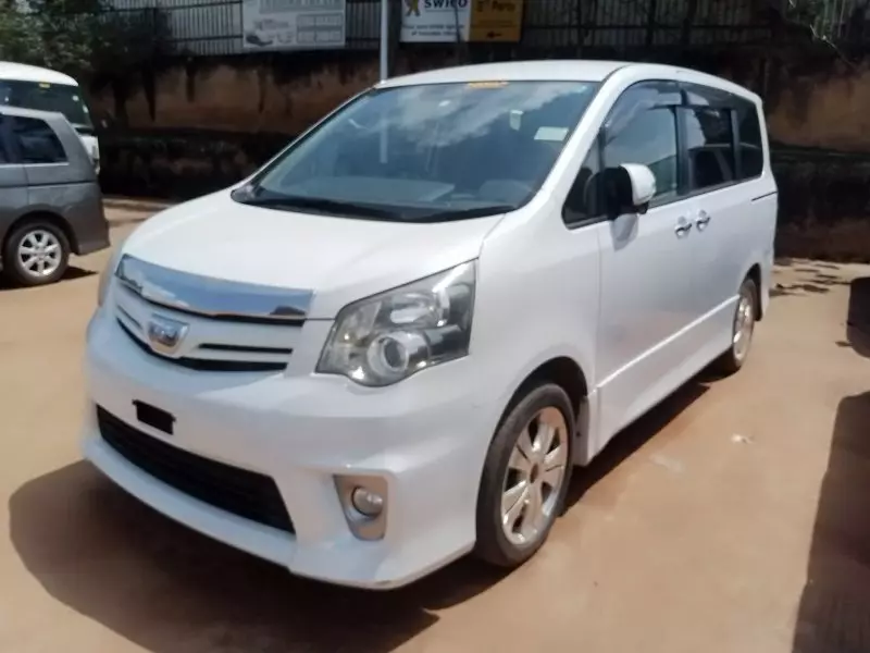 Toyota Noah   - 2012
