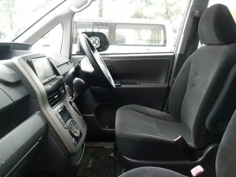 Toyota Noah   - 2009