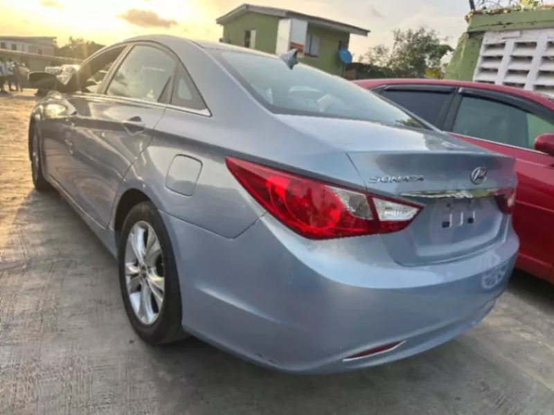 Hyundai Sonata   - 2011