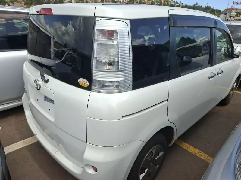 Toyota Sienta   - 2012