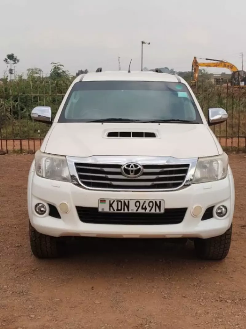 Toyota Hilux   - 2015