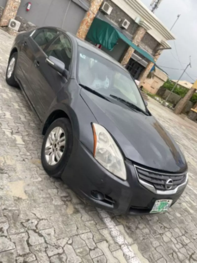 Nissan Altima   - 2010