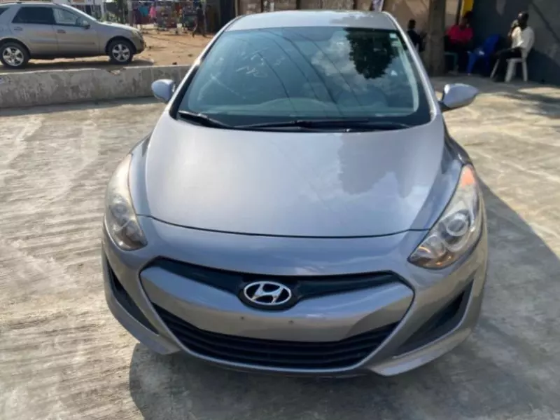 Hyundai Elantra   - 2013