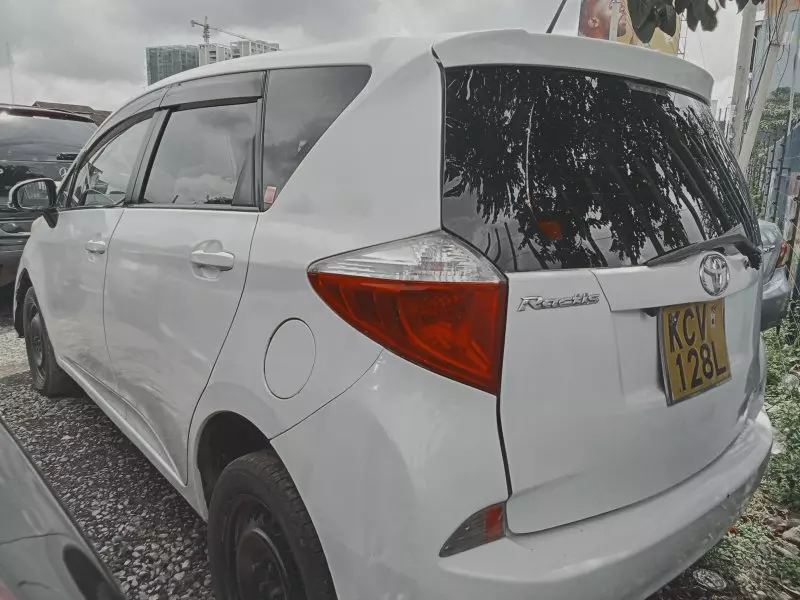 Toyota Ractis   - 2011