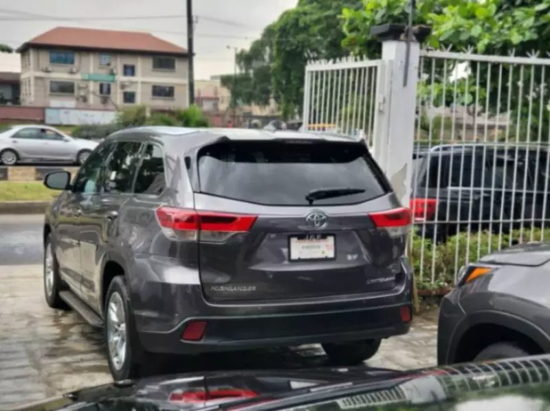 Toyota Highlander   - 2016