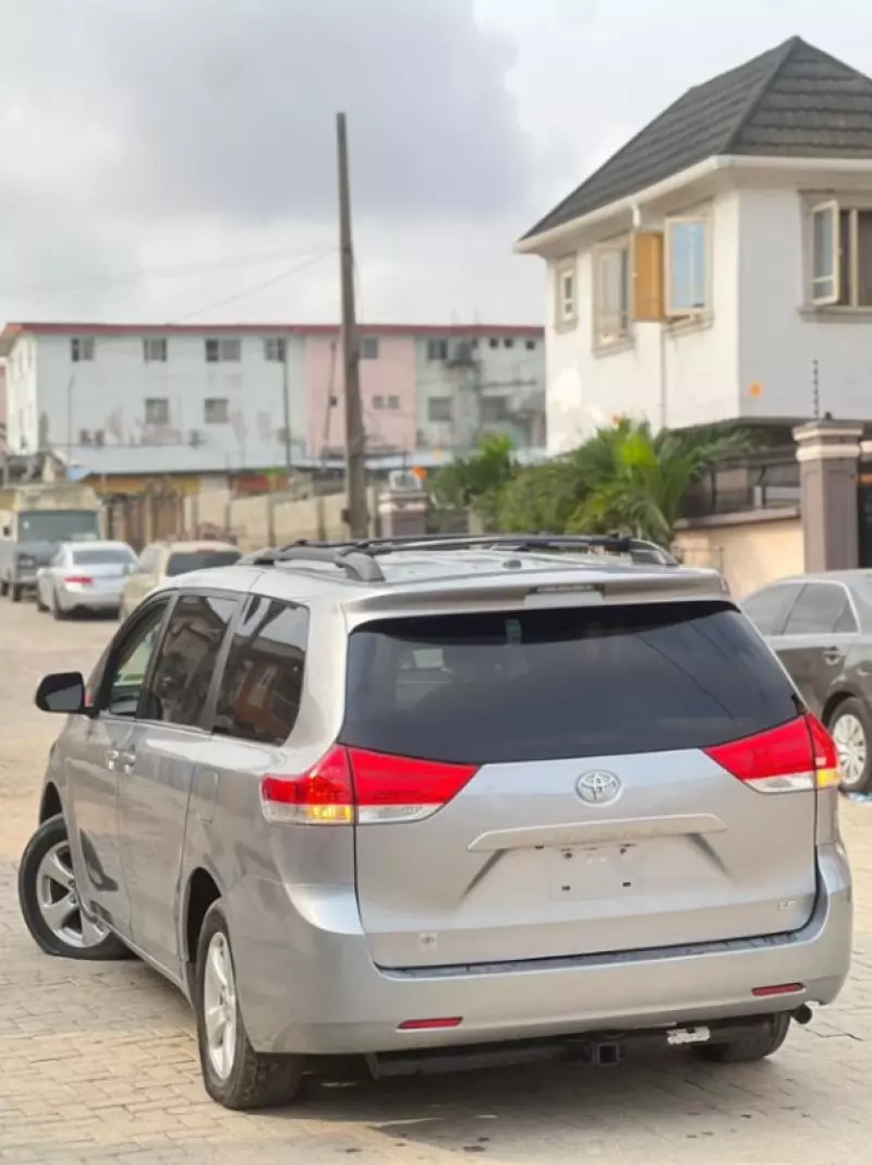 Toyota Sienna   - 2011