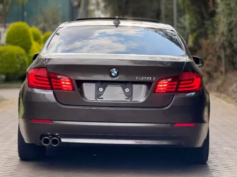 BMW 528i   - 2011