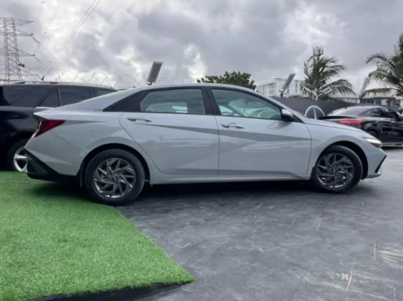 Hyundai Elantra   - 2024