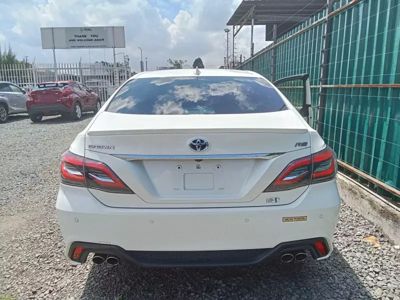 Toyota Crown    - 2018