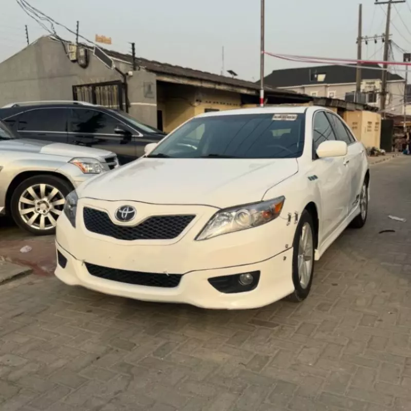 Toyota Camry   - 2011