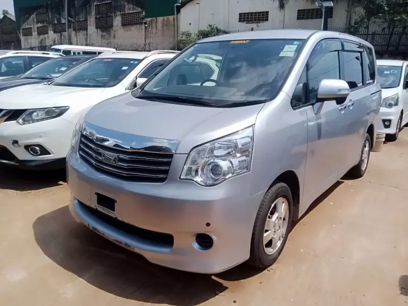 Toyota Noah   - 2012