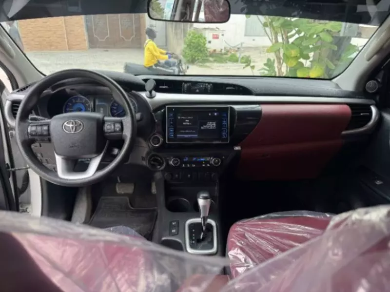 Toyota Hilux   - 2020