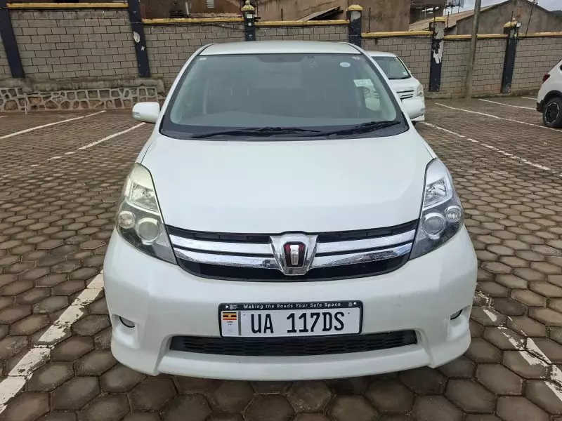 Toyota Isis    - 2012
