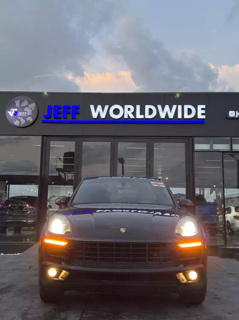 PORSCHE Macan   - 2016