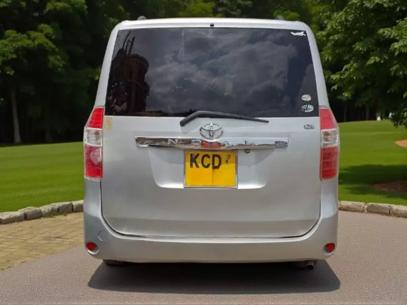 Toyota Noah   - 2008