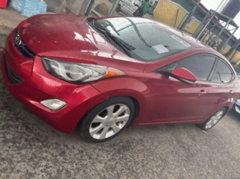 Hyundai Elantra   - 2012