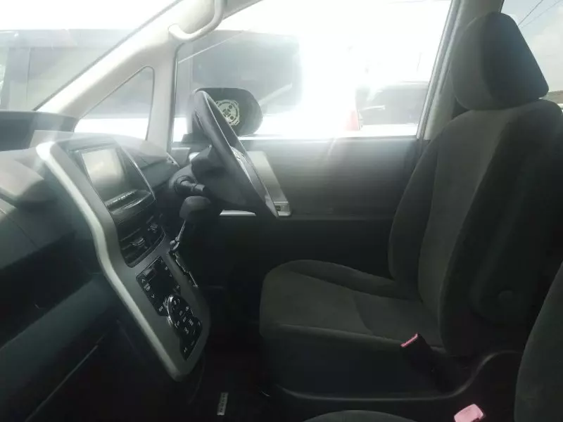 Toyota Noah   - 2011