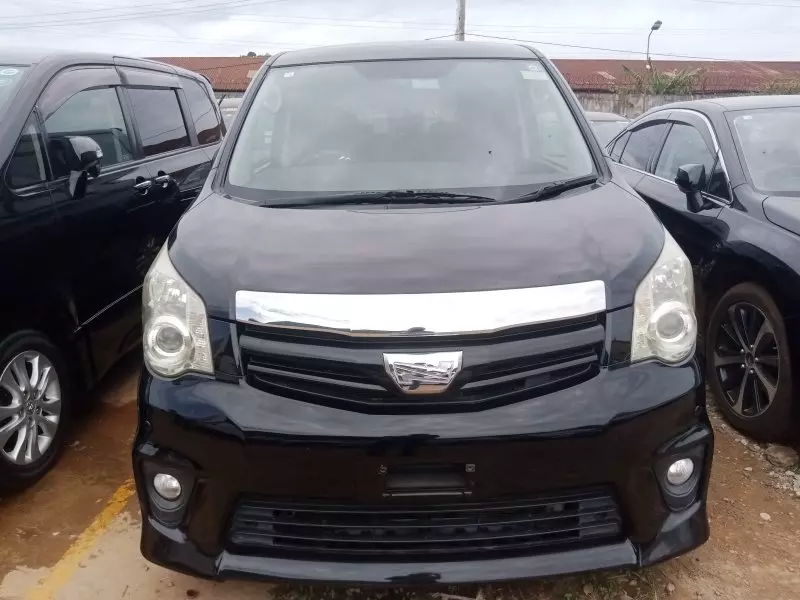 Toyota Noah   - 2012